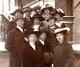 Tirage Photo Albuminé Portrait De Famille En Groupe Sur Le Perron Vers 1900/10 - Femmes élégantes Aux Chapeaux à Plumes - Personnes Anonymes