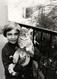 Photo Originale Fillette Et Son Chat Miaou Au Balcon En 1966 - Personnes Anonymes