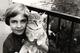 Photo Originale Fillette Et Son Chat Miaou Au Balcon En 1966 - Personnes Anonymes