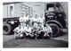 Werbepostkarte TNT EXPRESS - Das Team In 50er Jahren Vor Altem LKW (Reproduktion) - Transporter & LKW