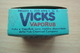 Delcampe - VECCHIA SCATOLETTA SCATOLA DI CARTA E DI LATTA PICCOLA FARMACIA MEDICINE VICKS VAPORUB PIACENZA STUPENDA Cm. 6x6 - Scatole