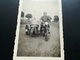 MADAME DANS LE SIDE - CAR D UNE MOTO  CONDUITE PAR MONSIEUR 4 PHOTOS ORIGINALES D UNE FAMILLE DE BELGIQUE PHOTOGRAPHIE - Automobili