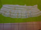 Fond De Robe Dentelle Et Plis Religieux Ou Jupon Pour Confectionner Robe De Poupee Ou Autre - Other & Unclassified