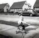 Photo Carrée Originale Course Intrépide Entre Un Tricycle à Roulettes Et Une Voiture Américaine 50's Vers 1960 - Buick - Automobiles