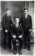 Carte Photo Originale Portrait De 3 Frères En Studio Vers 1920/30 - Personnes Anonymes