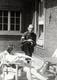 Photo Originale Portrait De Soldat Allemand Et Sa Femme Sur Une Terrasse En 1981 - Guerre, Militaire