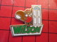 712e Pins Pin's / Rare & De Belle Qualité  THEME : MARQUES / WILSON PORTE ECUREUIL - Merken