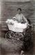 Carte Photo Originale Landau & Une Mère Accompagnant Son Bébé Et Sa Poupée Vers 1900 - Broderie & Vieux Landau - Personnes Anonymes