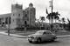 Photo Originale Belle Américaine Passant Devant Un Défilé Militaire Sous Les Cocotiers Et Citadelle à Identifier 1950/60 - Automobili