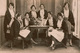 Photo Ancienne / Carte-Photo 8 Jeunes Femmes En Intérieur,tenue Avec Coiffe Identique ,envoi De Belgique (Wervicq?) 1923 - Personnes Anonymes