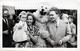 Photo Originale Déguisement Et Eisbär - Portrait De Famille & Ours Blanc Polaire à La Fête Foraine Vers 1950/60 - Personnes Anonymes