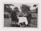 #50501 Vintage Orig Photo Man Work On Old Typewriter In Yard - Personnes Anonymes