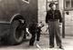 Amusante Et Etrange Photo Originale D'un Homme Déguisé En Chien Tenu En Laisse Pissant Sur Une Roue De Camion & Barbelés - Automobiles