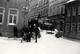 Etrange Photo Originale D'un énorme Chasse-Neige En Ville, Moto Et Passants Vers 1950/60 - Magasin Glas Keramik - Cars