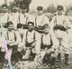 Delcampe - 1905 - 1915 / CARTE PHOTO / 105e RI ( RIOM ) / PANNEAU ASTORIA AIX LES BAINS A 320 KMS / 105e REGIMENT D'INFANTERIE - Guerre, Militaire