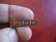 BD PILOTE Epinglette Rare Pin's Métal Et émail Complet, Insigne Ancien 1950's 1960's  @ 27 Mm X 6 Mm - BD