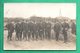 Militaria  Carte Photo Militaire Soldats Dans Une Gare Avec Train Non Localissée - Régiments