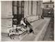 Photo Originale Jeu & Jouet - Fillette & Maman Posant Avec Une Collection De 5 Jolies Poupées Vers 1920/30 - Objets