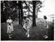 Photo Originale 2 Fillettes Faisant Sauter Leur Mère à La Corde à Sauté Tournante Sous L'Oeil De Leur Grand-Mère 1960's - Pin-up