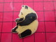 412F Pin's Pins / Beau Et Rare / THEME : ANIMAUX / GROS PANDA CHINOIS SE TRIPOTANT LE BAMBOU - Animaux