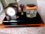 &ECLATS& ENCRIER VERRE + HORLOGE MEIKO + PORTE STYLO PLUME BAKELITE + REPOSE PLUME - - Horloges