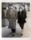 Photo Originale Marcheur & Marcheuse De Rue - Lucienne & René Lafon Ou Cademel En 1954  à Gemenos ( 13420 ) - Personnes Identifiées