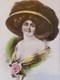 Cpa FEMME GRAND CHAPEAU , Robe Décolletée , Rose 1911 ; Illustrateur CECIL W QUINNELL, Pretty WOMAN LARGE HAT A/s - Femmes