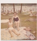 REAL PHOTO Ancienne -  Swimsuit Woman And Bikini Girl On Beach -  Fillette Et Femme  Sur La Plage - Vintage Original - Autres & Non Classés