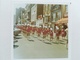 OOSTENDE OSTENDE FLANDRE OCCIDENTALE BELGIQUE MAJORETTES 12 PHOTOS COULEURS CARRÉS BORDS BLANCS + 1 CARTE POSTALE - Oostende