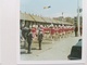 OOSTENDE OSTENDE FLANDRE OCCIDENTALE BELGIQUE MAJORETTES 12 PHOTOS COULEURS CARRÉS BORDS BLANCS + 1 CARTE POSTALE - Oostende