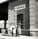 Photo Originale La Famille Lafon Posant Devant La Gare De Hyères-Ville En 1936 - Lieux