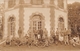 ¤¤  -  Carte-Photo Militaire Non Située De Soldats En Uniformes Devant Un Chateau En 1918  -  ¤¤ - Uniformes