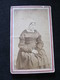 Ancienne Photo Cdv Originale Femme En Costume Et Coiffe - Personnes Anonymes