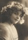 CPA 1919 D'origine Pub Chocalat L'aiglon élégante Fillette Couronne De Fleurs Dans Les Cheveux  Pretty Little Girl - Portraits