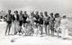 Carte Photo Originale Déguisement & Eisbär, Ours Blanc Polaire Pour Une Photo De Famille à La Plage Vers 1930 - Personnes Anonymes