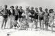 Carte Photo Originale Déguisement & Eisbär, Ours Blanc Polaire Pour Une Photo De Famille à La Plage Vers 1930 - Personnes Anonymes