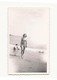 Photo ( 11 X 6.5 Cm ) Jeune Fille Qui Se Promène Sur La Plage De Bournemouth Juillet 1949 - Persone Anonimi