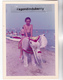 PHOTO MONTAGE SNAPSHOT - JEUNE FILLE Assise Sur ELEPHANT En PELUCHE Sur LA PLAGE - Foto Vintage 1960 70 Env - Autres & Non Classés