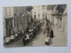 Début 1900 CP Photo Soignies Procession Avec Garçons Et Curé Enfants De Choeur  Commerce Rorive Plombier Zingueur - Soignies