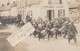 SISSONNE - Un Défilé Militaire En 1908 Qui Passe Devant L'Estaminet Universel ( Carte Photo ) - Sissonne