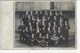 Groupe En Costume Et Béret à Identifier - Sur Le Drapeau : Al...ville - Classe 1914 (sans Doute Albertville)  (Y89) - Photographie