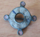 Fibule Romaine Circulaire Bouletée Et émaillée - Type 27c - Avec Son Ardillon - Archeologie