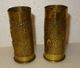 OBJETS DE TRANCHEE. PAIRE DE PETITES DOUILLES D'OBUS FINEMENT MARTELEES REPRESENTANT CHACUNE UNE FLEUR - 1914-18