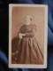 CDV Photo J.B Huchet à Lyon - Second Empire, Femme, Robe Avec Noeud Hondgrois Aux Manches, Vers 1865 L436B - Old (before 1900)