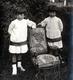 Amusante Carte Photo Originale Couple De Jeunes Jumelles Au Jardin Posant Avec Leur Fauteuil Voltaire Vers 1900 - Pin-up