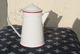 ANCIENNE CAFETIERE EMAILLEE Blanche Et Liseret Rouge, Hauteur 22cm - Art Populaire