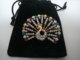 BROCHE: FORME: PAON FAISANT LA ROUE  + POCHETTE  VELOURS NOIR  LIRE ET VOIR !! - Broches