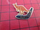 412d PIN'S PINS / Rare Et De Belle Qualité / THEME ANIMAUX : KANGOUROU BOOMERANG AUSTRALIE AUSTRALIA - Animals