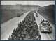 Photo De Presse - Les Véhicules De La 3° Armée Américaine Croisent Les Prisonniers Sur Une Autoroute Allemande - Krieg, Militär