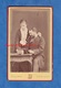 Photo Ancienne CDV - PARIS - Portrait Studio D'un Couple Regardant Des Photos ? - Photographe Disdéri Homme Femme Pose - Anciennes (Av. 1900)